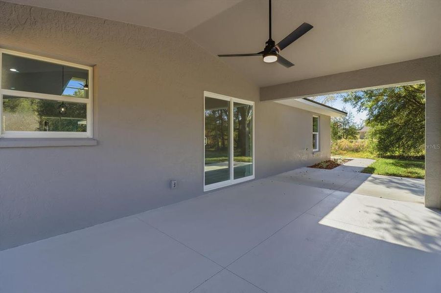 Exterior details and patio area of a home in , Dunnellon (Image 15).