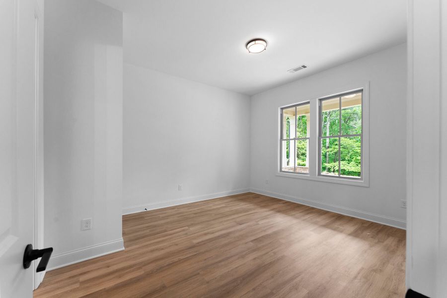 Spacious, unfurnished interior of a new home in Lake Arrowhead, Waleska (Image 19).