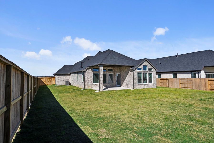Exterior details and patio area of a home in Blue Heron, Mont Belvieu (Image 4).