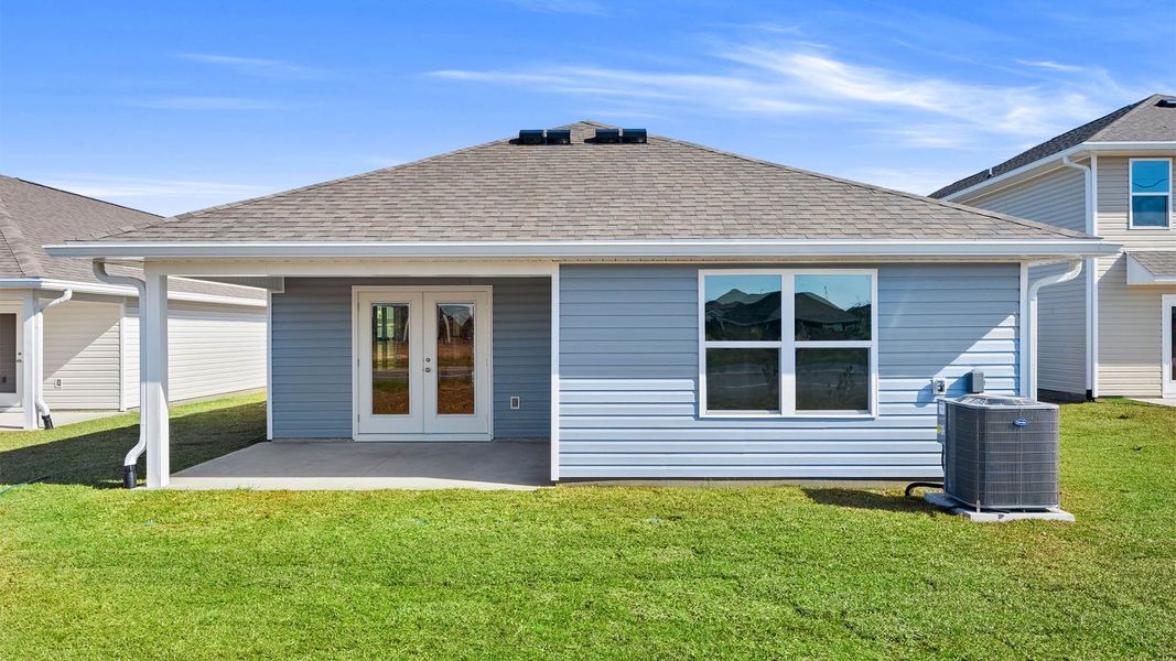 Exterior details and patio area of a home in Titus Park, Panama City (Image 3).