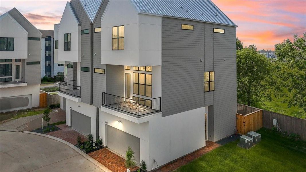 Front exterior of a home in the Middle Street Lofts on the Bayou community, located in Houston, TX (Image 10).