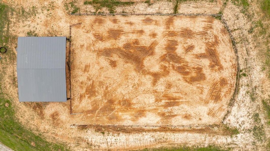 Exterior details and patio area of a home in , Desdemona (Image 25).