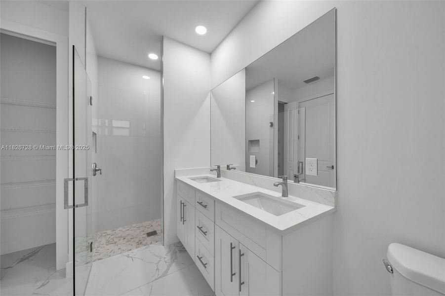 Spacious, unfurnished interior of a new home in , Lehigh Acres (Image 8).