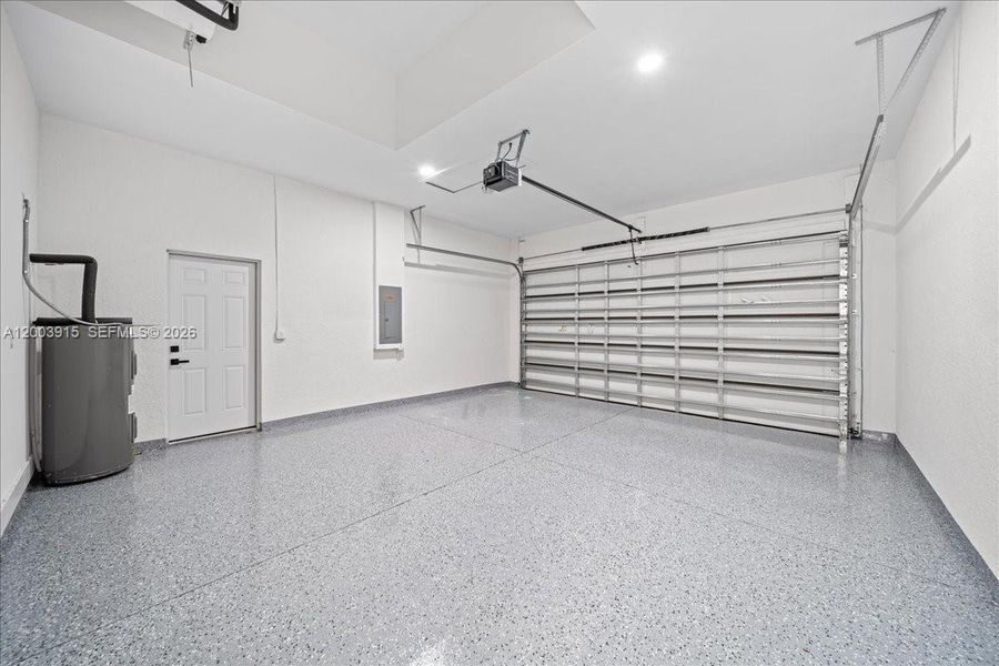 Spacious, unfurnished interior of a new home in , Cape Coral (Image 25).