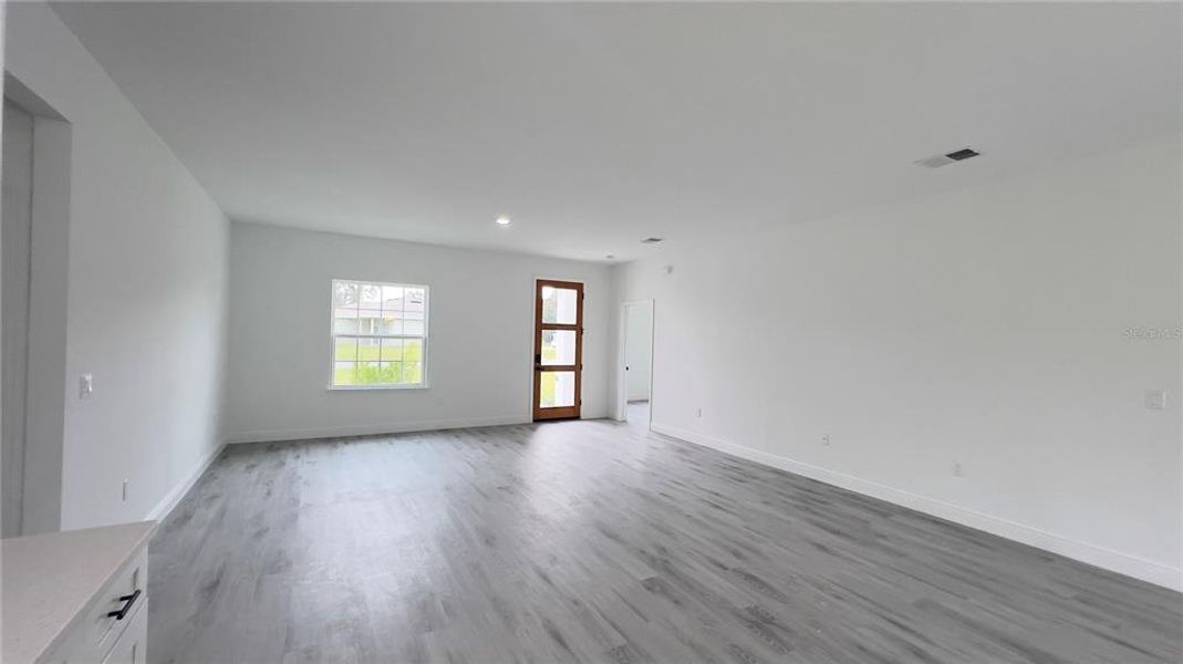 Spacious, unfurnished interior of a new home in , Ocala (Image 20).