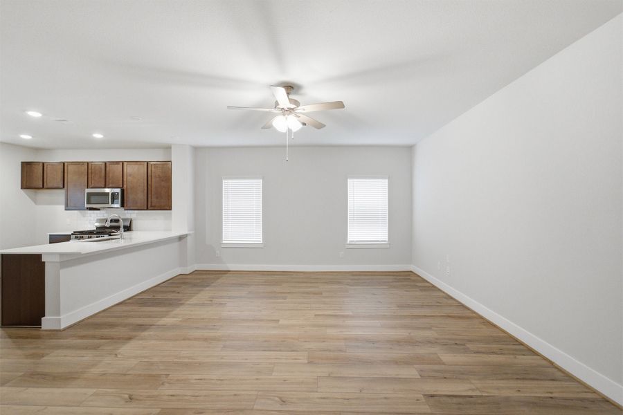 Spacious, unfurnished interior of a new home in Steed Landing, Texas City (Image 12).