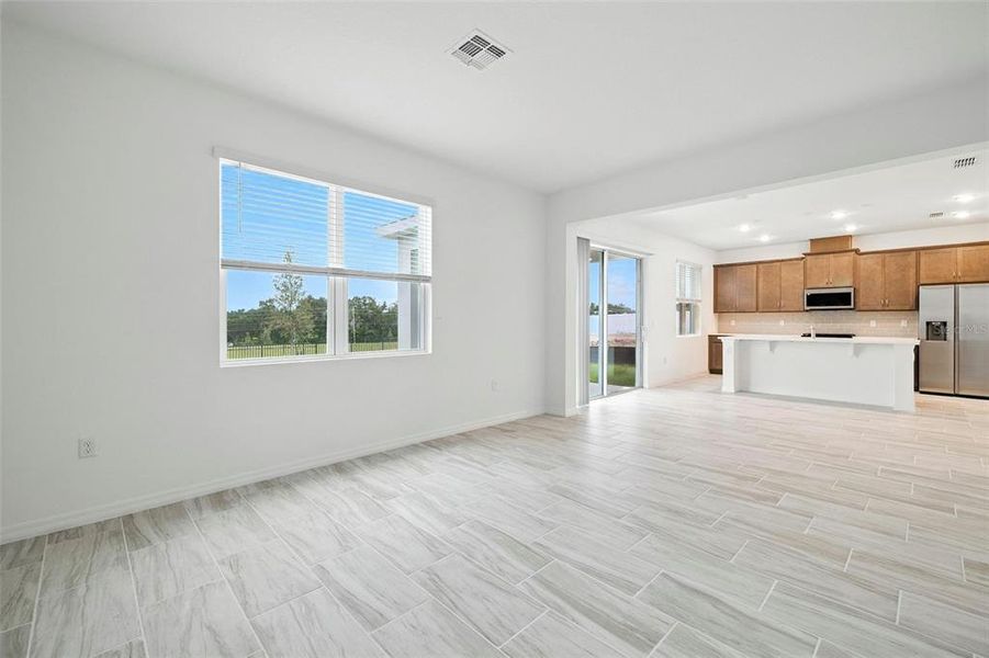 Spacious, unfurnished interior of a new home in Eagletail Landings, Howey-in-the-Hills (Image 9).