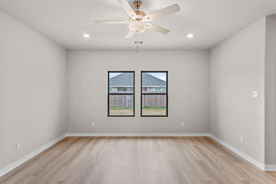 Spacious, unfurnished interior of a new home in Windrose Green 50', Angleton (Image 19).