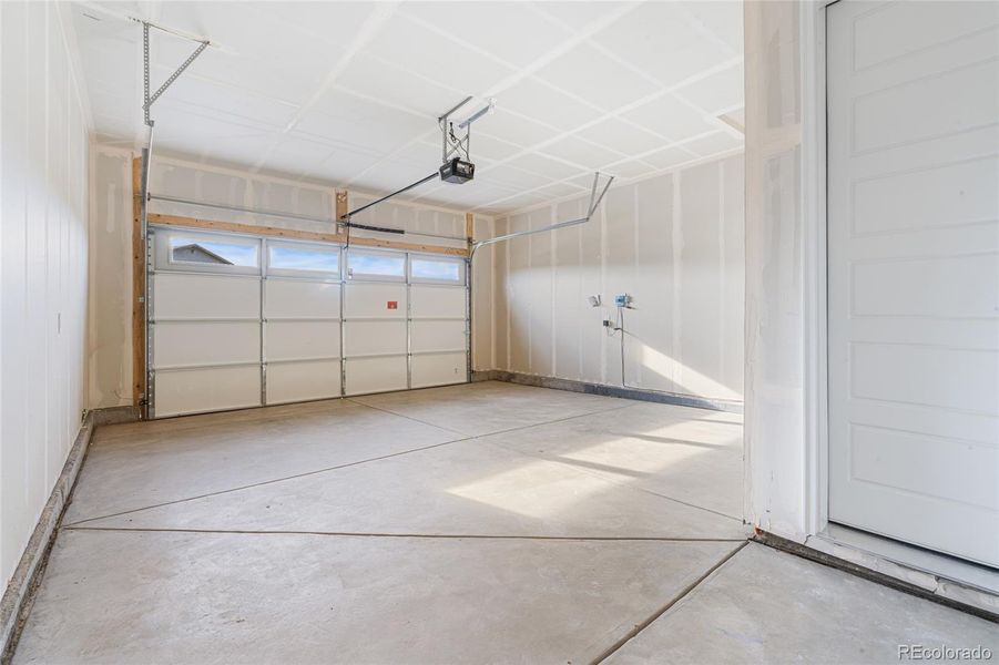 Spacious, unfurnished interior of a new home in Hilltop at Inspiration, Aurora (Image 21).