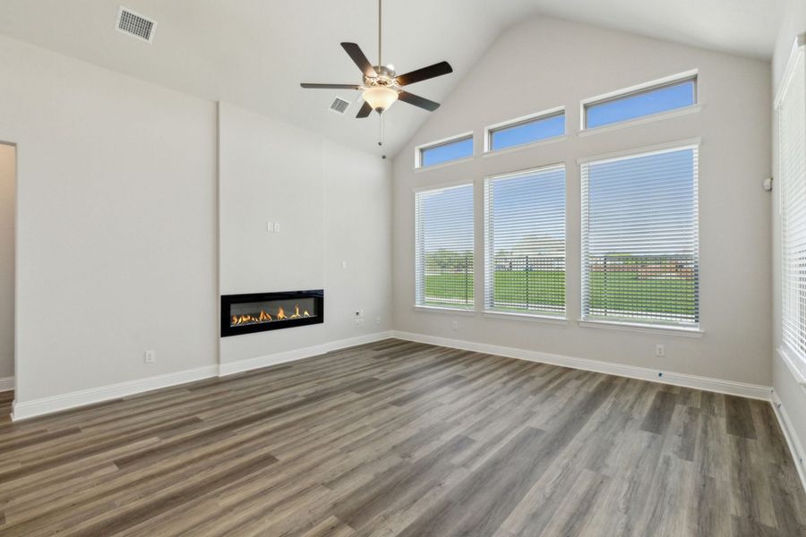 Spacious, unfurnished interior of a new home in Oaks of North Grove, Waxahachie (Image 18).