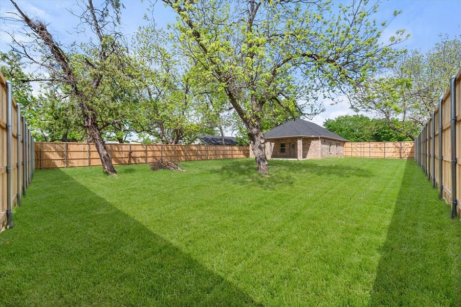 Exterior details and patio area of a home in , Kerens (Image 4).