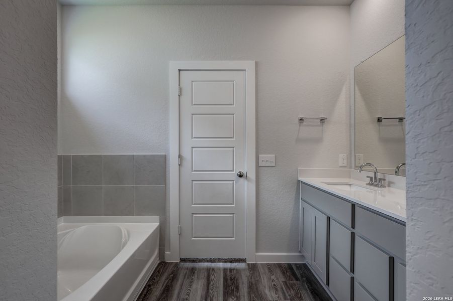 Furnished interior view inside a new home in Hiddenbrooke, Seguin (Image 12).