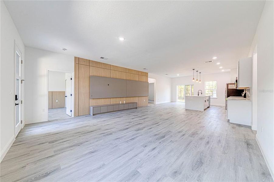 Spacious, unfurnished interior of a new home in , Citrus Springs (Image 16).