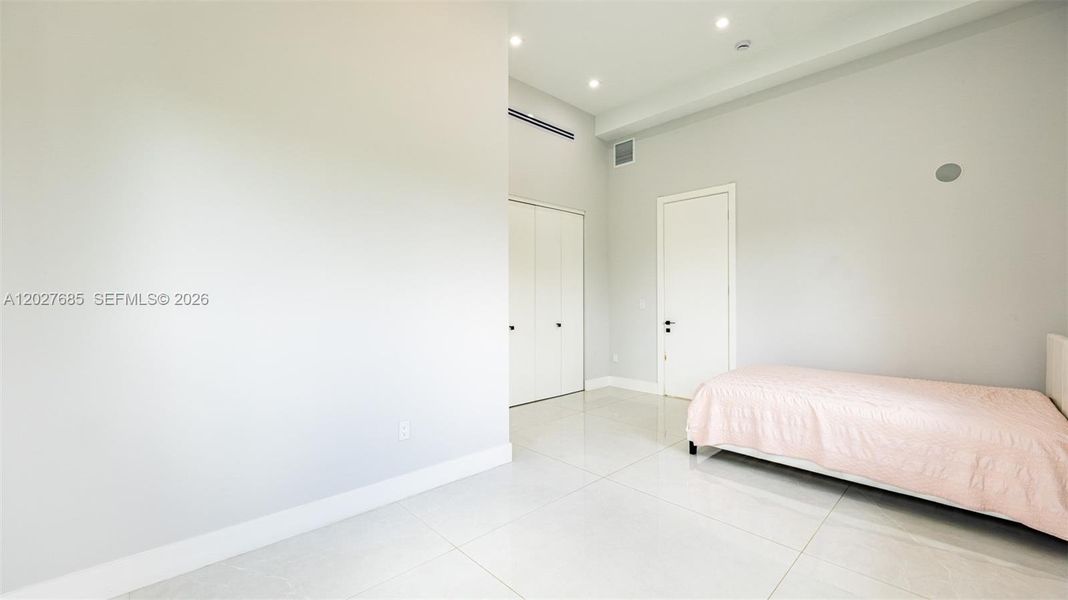 Spacious, unfurnished interior of a new home in , Miami (Image 23).