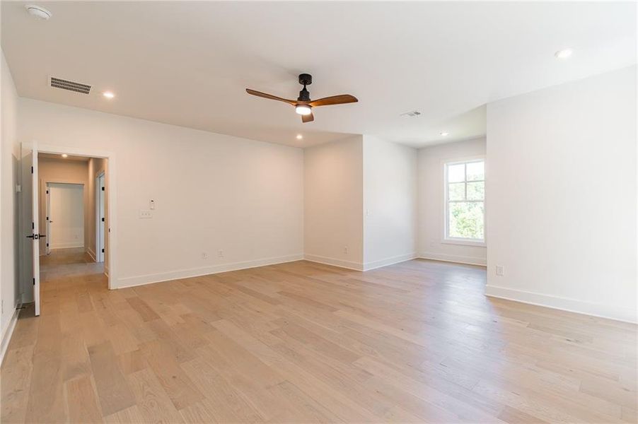 Spacious, unfurnished interior of a new home in , Gainesville (Image 27).