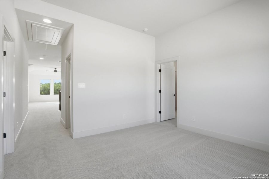 Spacious, unfurnished interior of a new home in Kinder Ranch 70's, San Antonio (Image 26).