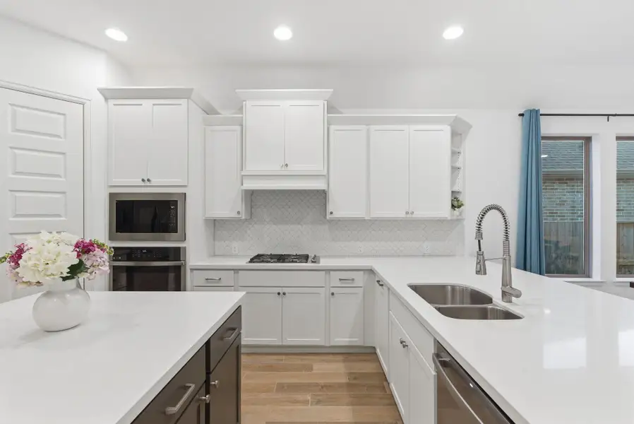 Furnished interior view inside a new home in Meridiana 40'/45', Manvel (Image 14).