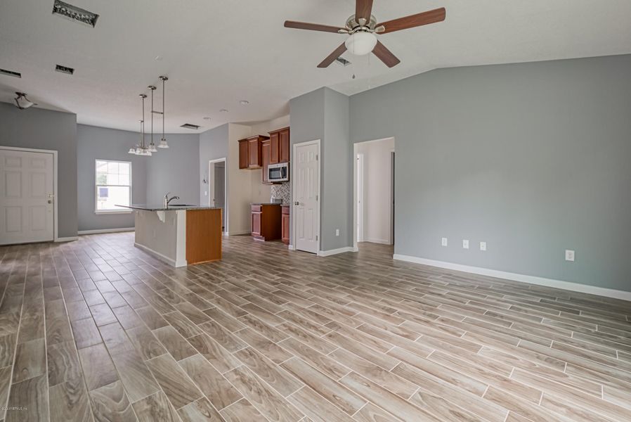 Spacious, unfurnished interior of a new home in , Jacksonville (Image 29).