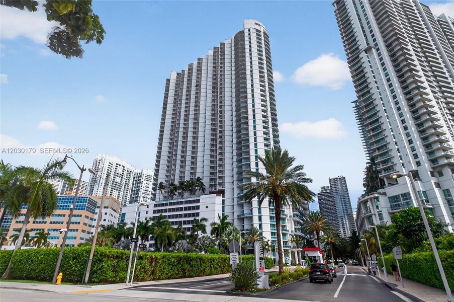 Condo located in Miami, FL showcasing its design and architecture (Image 28).