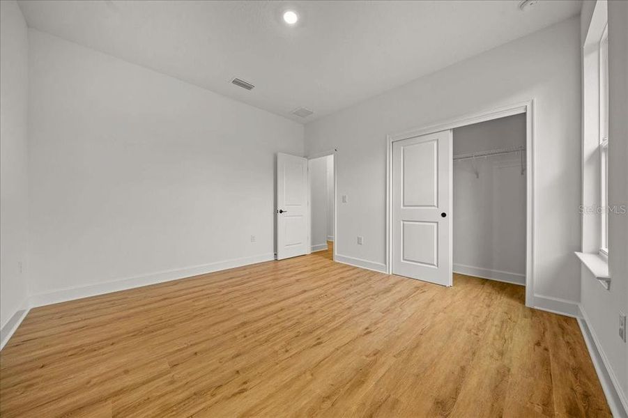 Spacious, unfurnished interior of a new home in , Weeki Wachee (Image 20).