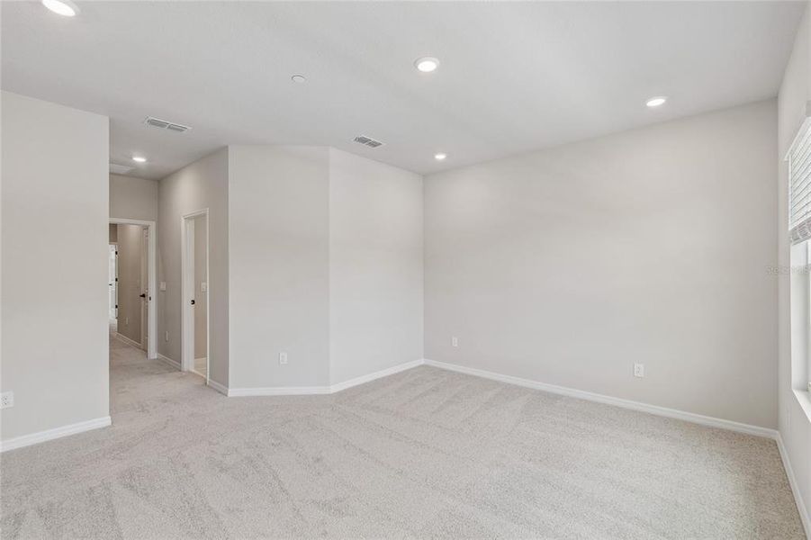Spacious, unfurnished interior of a new home in , Orlando (Image 17).