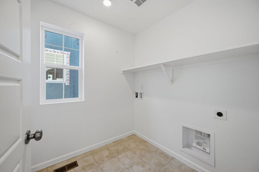 Spacious, unfurnished interior of a new home in The Aurora Highlands, Aurora (Image 14). Spacious, unfurnished interior of a new home in The Aurora Highlands, Aurora (Image 14).