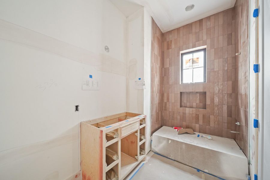 The final bathroom is also en-suite and with its own gorgeous glazed tile!
