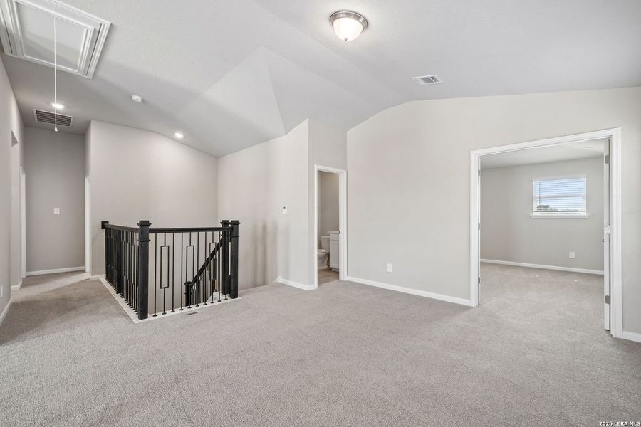 Spacious, unfurnished interior of a new home in Thomas Pond, San Antonio (Image 34).