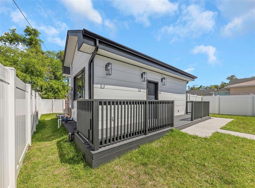 Exterior details and patio area of a home in , St. Petersburg (Image 38).