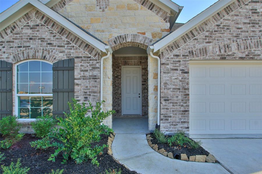 Exterior details and patio area of a home in Creekhaven, Arcola (Image 3).