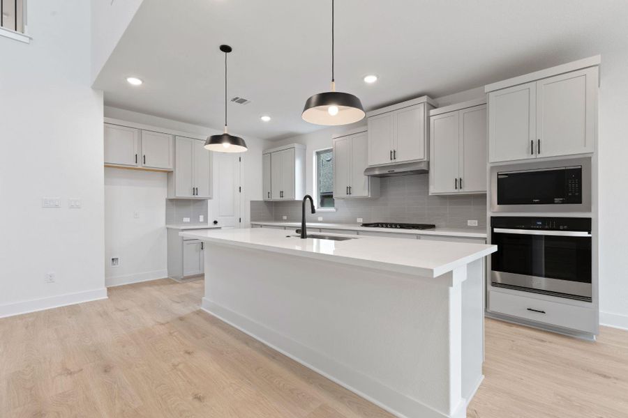 Large Center Island in Kitchen