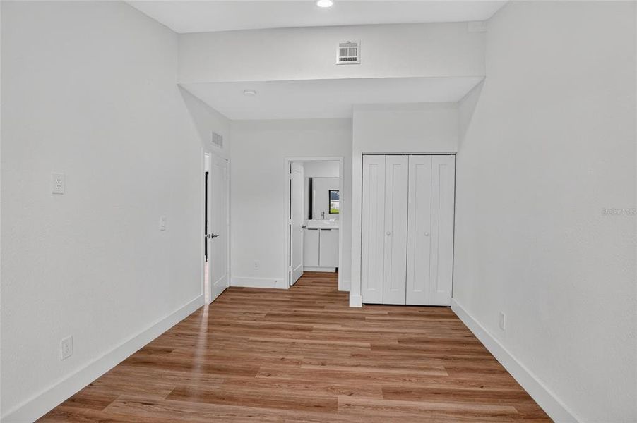 Spacious, unfurnished interior of a new home in , Ocala (Image 14).