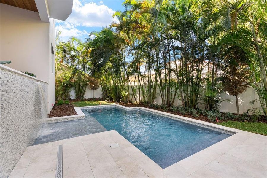 Exterior details and patio area of a home in , Tampa (Image 4).