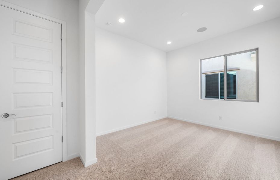 Spacious, unfurnished interior of a new home in Sun City Anthem at Merrill Ranch, Florence (Image 22).