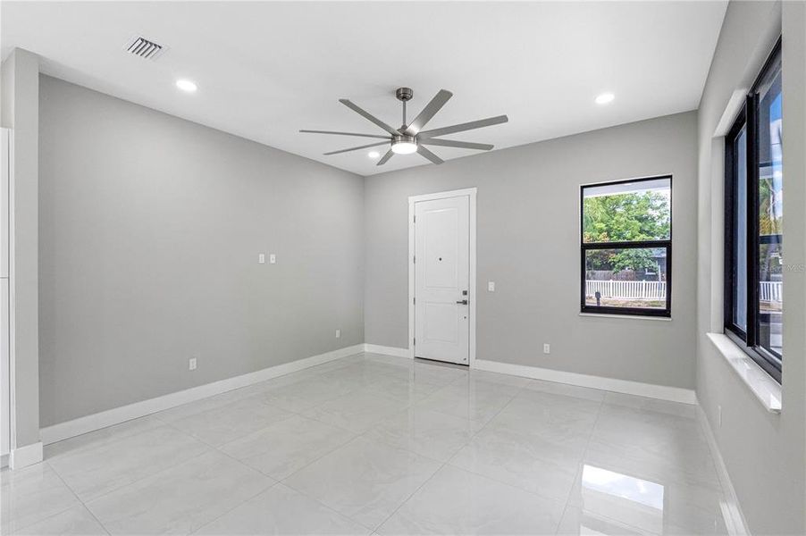 Spacious, unfurnished interior of a new home in , Tampa (Image 38).