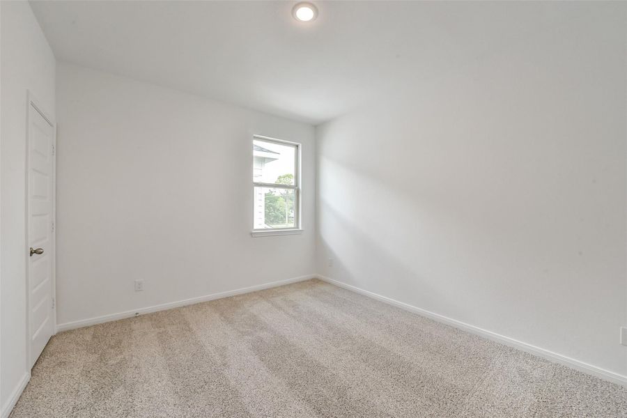 Spacious, unfurnished interior of a new home in Anderson Lake, Houston (Image 19).