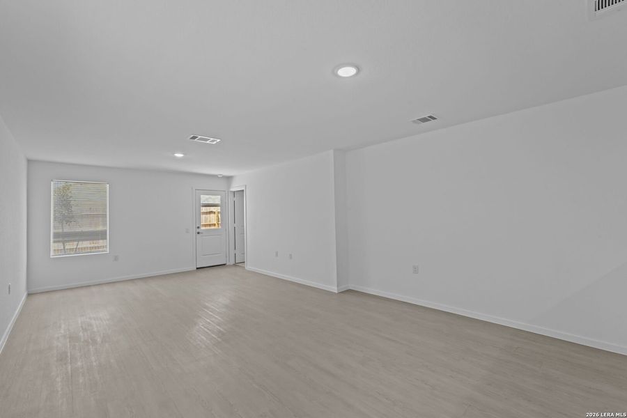 Spacious, unfurnished interior of a new home in Valle Sol, San Antonio (Image 15).