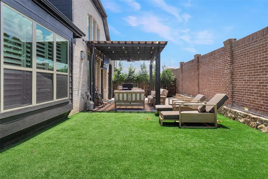 Exterior details and patio area of a home in , Irving (Image 3).