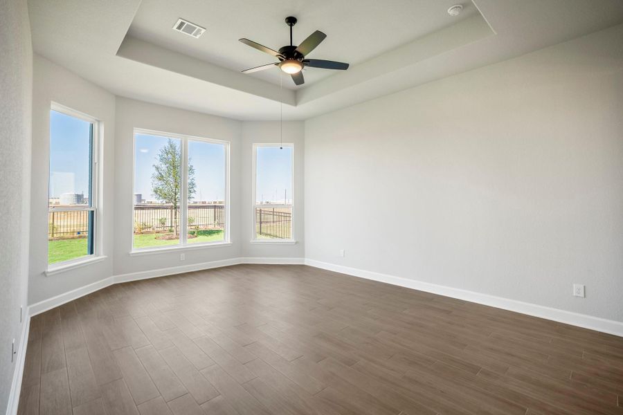 Spacious, unfurnished interior of a new home in Jordan Ranch 70' Lots, Fulshear (Image 21).
