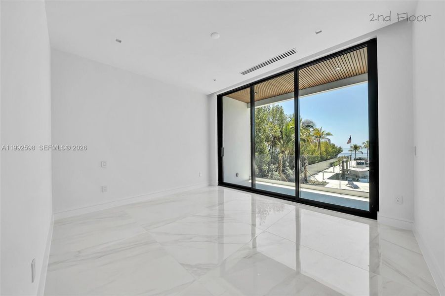 Spacious, unfurnished interior of a new home in , Key Largo (Image 28).