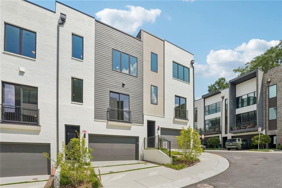 Condo located in Decatur, GA showcasing its design and architecture (Image 5).