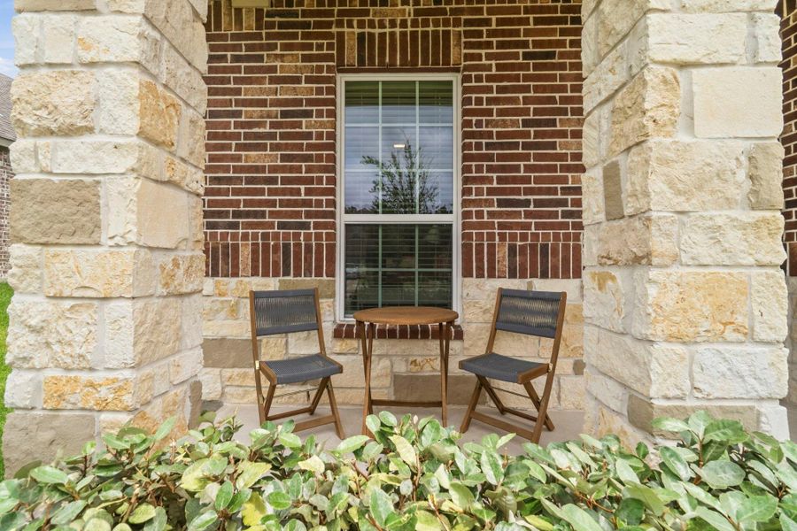 Exterior details and patio area of a home in Wedgewood Forest, Conroe (Image 3).