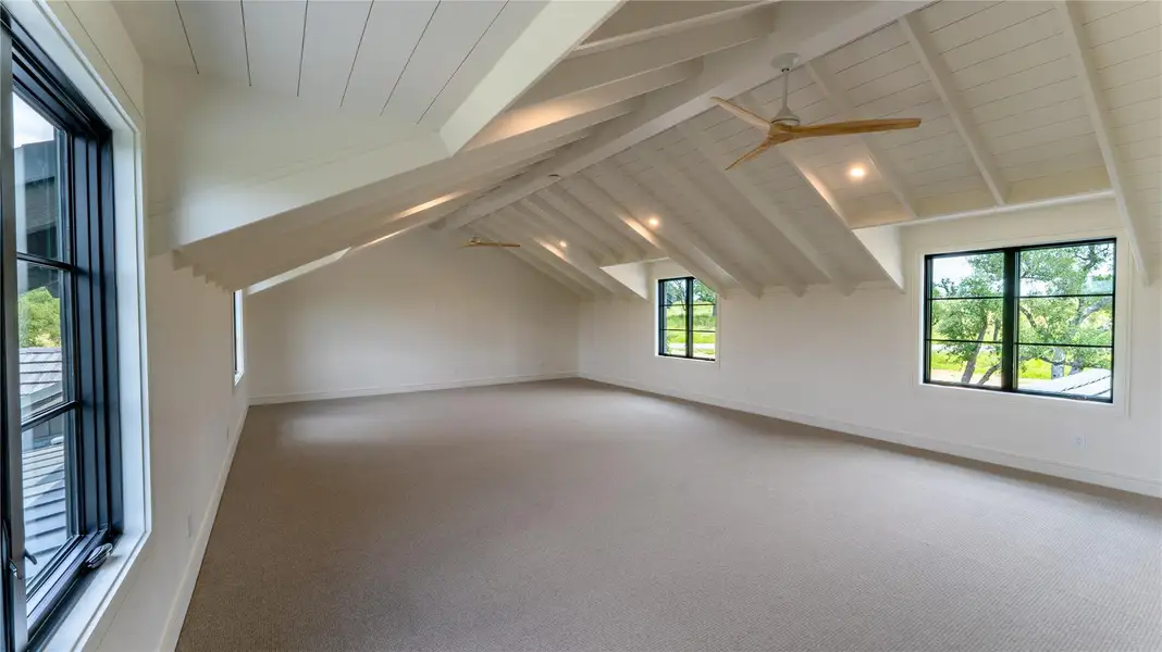 Image 6 of a home in . Image 6 of a home in .