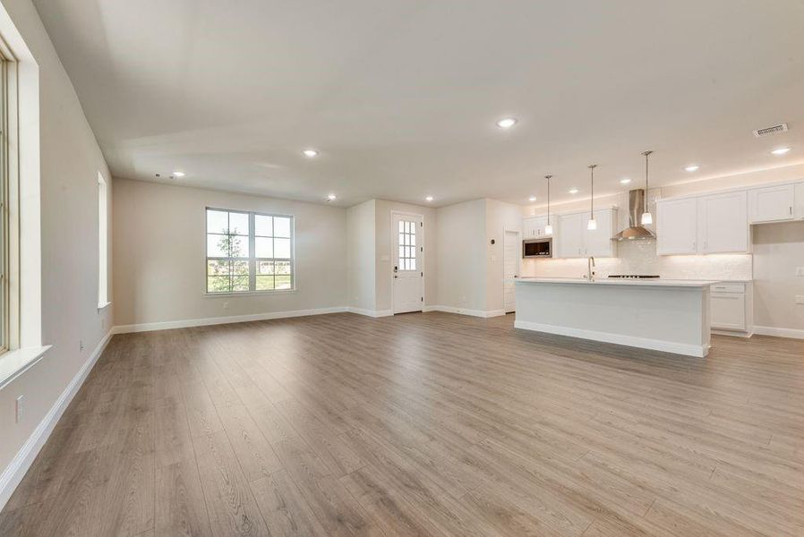 Spacious, unfurnished interior of a new home in Bayside, Rowlett (Image 30).