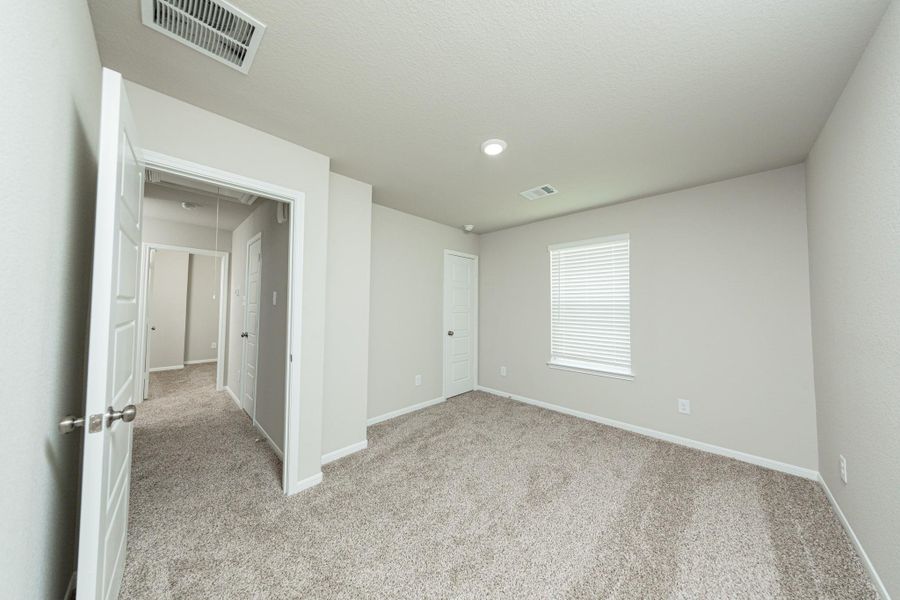 Spacious, unfurnished interior of a new home in Mackenzie Creek, Conroe (Image 11).