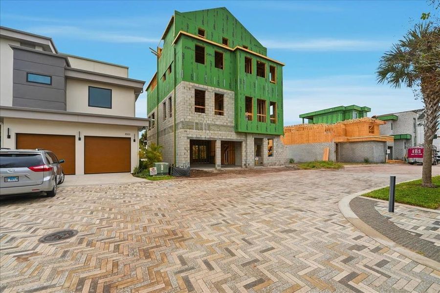 Exterior details and patio area of a home in , Orlando (Image 3).