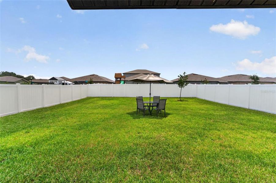 Exterior details and patio area of a home in , Bartow (Image 3).
