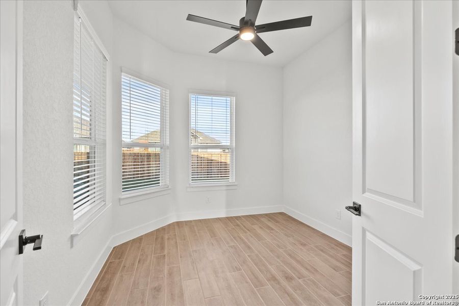 Spacious, unfurnished interior of a new home in Village at Three Oaks, Seguin (Image 13).