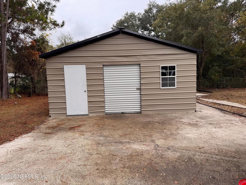 Exterior details and patio area of a home in , Fernandina Beach (Image 18).