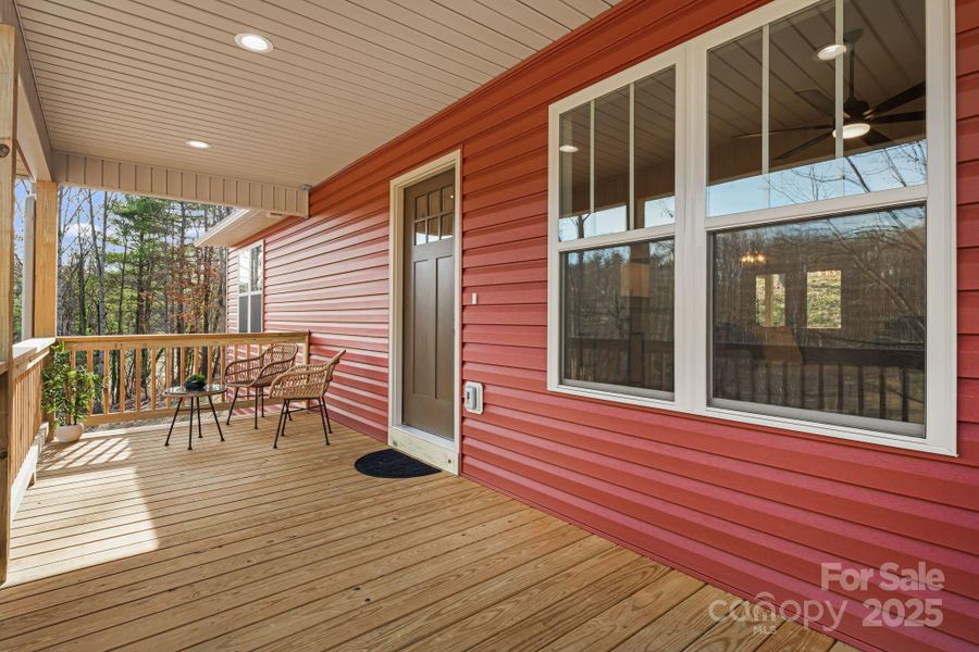 Front door/covered front porch Front door/covered front porch